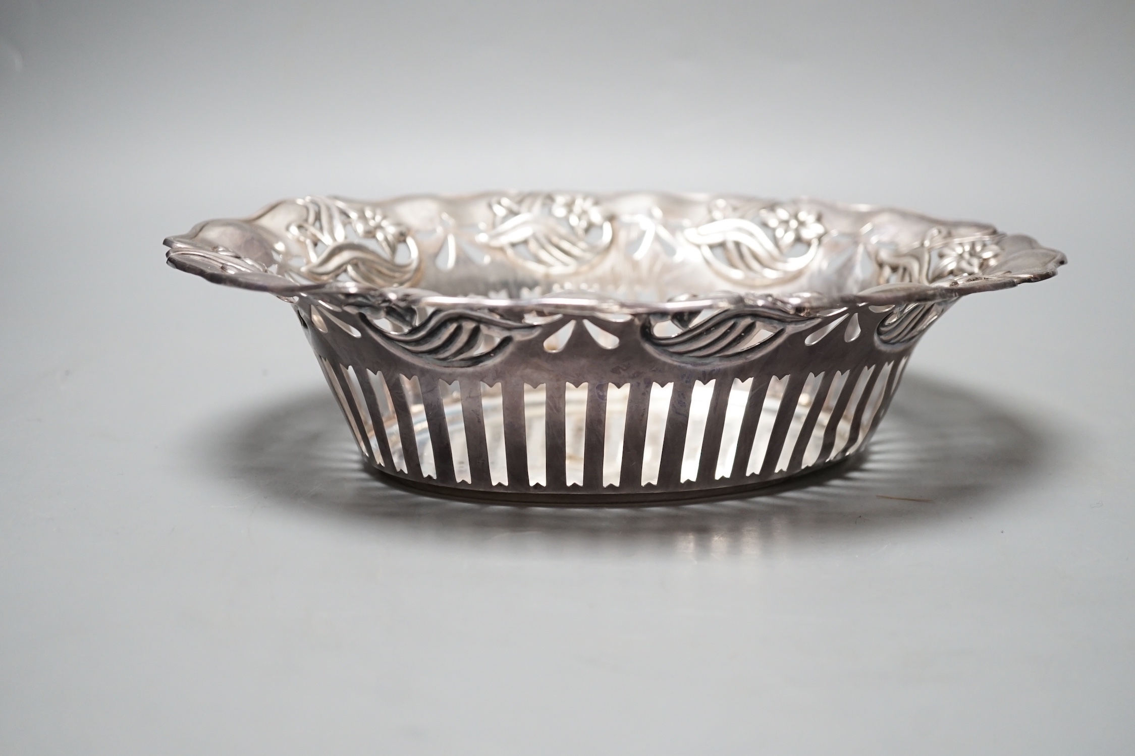 A late Victorian pierced silver oval bowl, Walker & Hall, Sheffield, 1895, 25.4cm, 7.5oz.